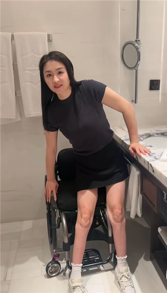 脊髓損傷之后，是父母托住了我全部的光，可爸爸也快抱不動我了