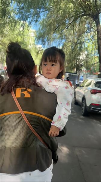 來東北幾天，珠珠已經能自己爬到 4 樓了～今天帶珠珠去逛了早市，早市每天都特別熱鬧