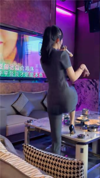 別再說我踩茶幾唱歌刻意搞怪！這是我唱歌的沉浸式狀態