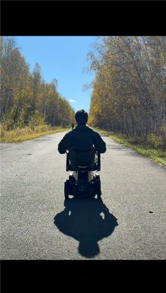 “你有沒有因為害怕，放棄過想做的事？我兩歲就不能走路，卻從來沒怕過生活。”