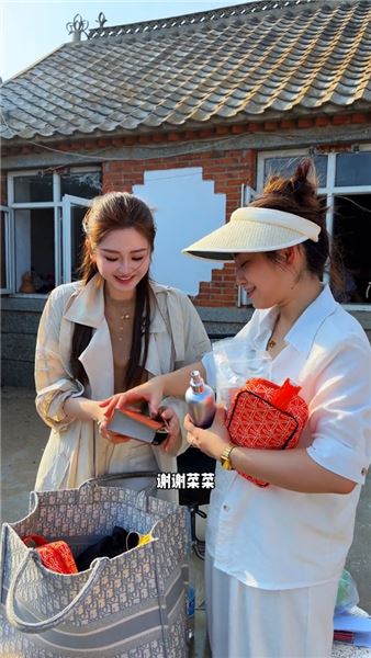 閨蜜執意奔赴鄉村愛情：我盼有情人圓滿，又怕她賭輸青春