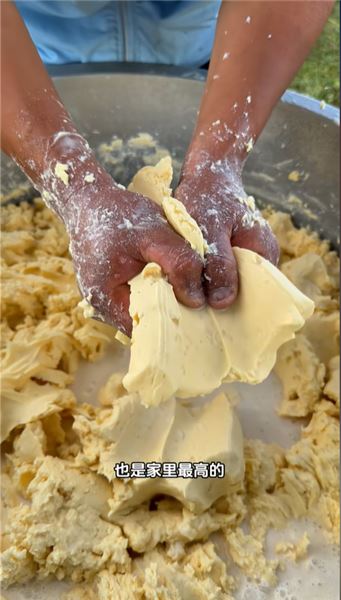 高原牧場上，今年最后一批待售酥油，忙到天黑的手工勞作