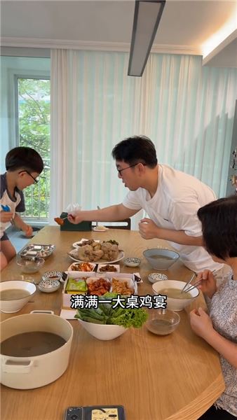 今年三伏天，我們把中韓兩種儀式都端上了桌，參雞湯以熱制熱VS清潤消暑綠豆湯