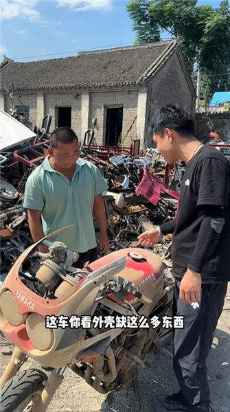 雅馬哈 FZR250 復活記：廢品堆里撿回的八零年代四缸傳奇