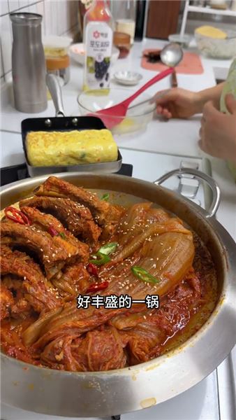 泡菜燉排骨配雙餅，異國小家充滿煙火氣的韓式家庭晚餐