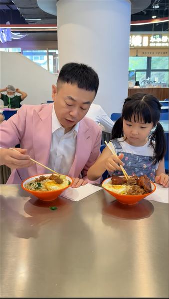 女兒是爸爸的小棉襖，騙起壓歲錢爸爸也絕不手軟