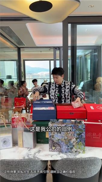 看見前員工街頭賣唱謀生，當初辭退她，我做錯了嗎？