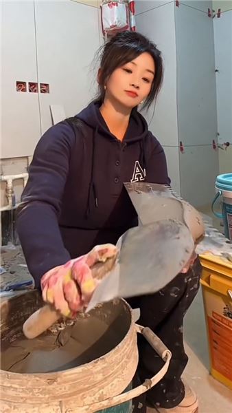 女人也可以干裝修！滿身塵土，靠手藝活出自已的底氣