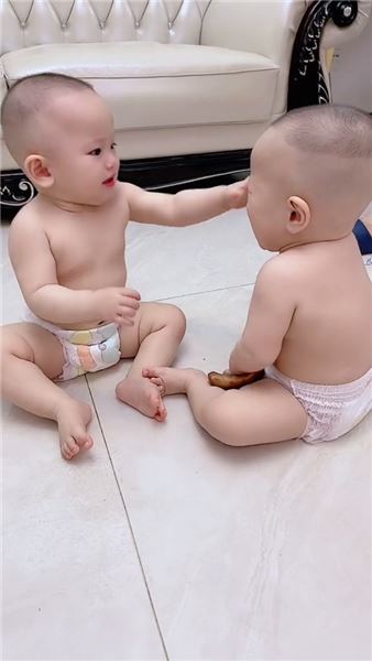 親姐妹哪有不吵的，吵歸吵，血脈里的疼愛騙不了人