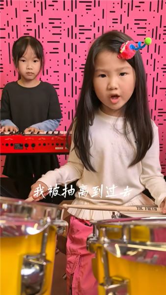 鏡頭里眉頭緊鎖不等于不快樂，感謝大家的善意關心，關于網上的種種疑問，說說我們家長的心里話