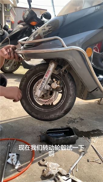 遇到摩托車剎車拖剎別著急送修，動手能力強自己就能搞定