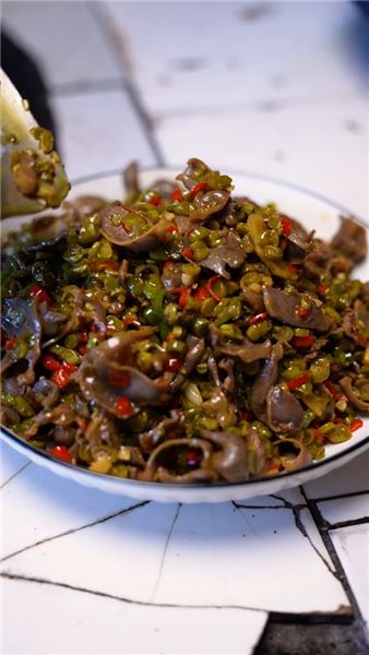 四日淺漬青豇完整教程：脆酸鮮椒配農家臘肉，一碗煙火藏人間清歡