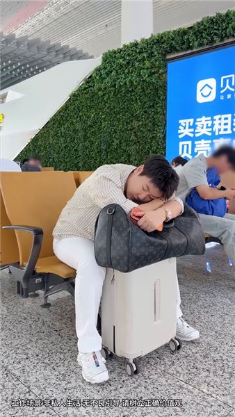 跨越1400公里去找20歲男保姆，卻得知這輩子都見不上他面了……