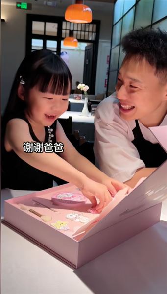 全網都在騙你生女兒，鏡頭之外，家有戲精姐妹的真實日常