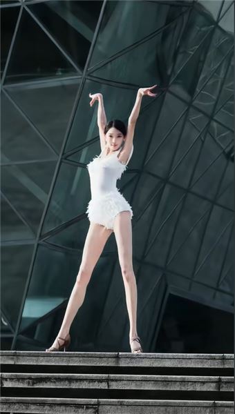 舞臺上閃閃發光的拉丁女孩，私底下到底經歷了什么？