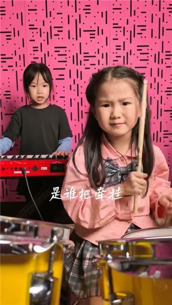 鏡頭里眉頭緊鎖不等于不快樂，感謝大家的善意關心，關于網上的種種疑問，說說我們家長的心里話