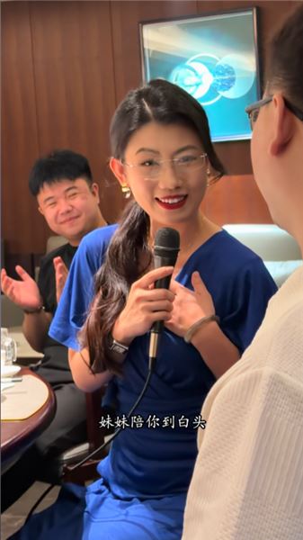 都說戴著金絲眼鏡的男人是斯文敗類，那戴著眼鏡的我又是什么