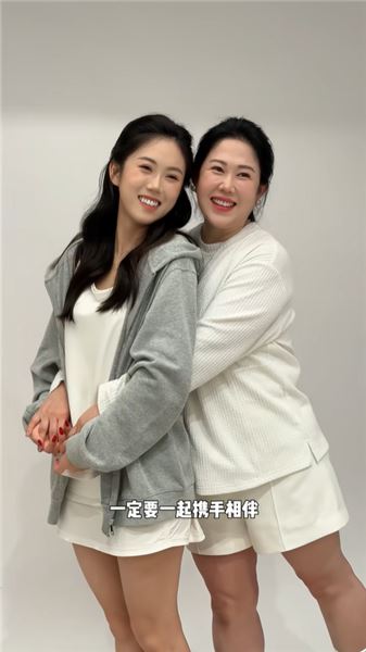妍伊強哥疼她、親媽繼父愛她，還有娃娃親男友，希望一切都是真的