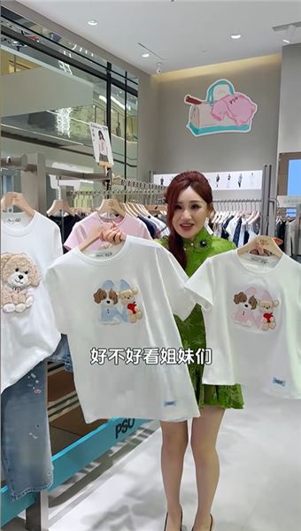 今天給佳怡發工資，本來以為佳怡和小伍去過二人世界，沒想到我回到家看到一桌子海鮮大咖，原來真正的家人是你惦記我的時候，我也在想你