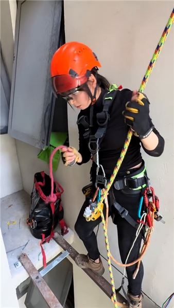 打破刻板印象，高空吊裝空調，兩個柔弱的女子也可以做到專業靠譜