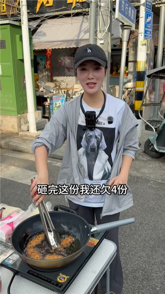 擺攤賣鱈魚排，沒想到這么暢銷，一小時一箱子成功賣完。