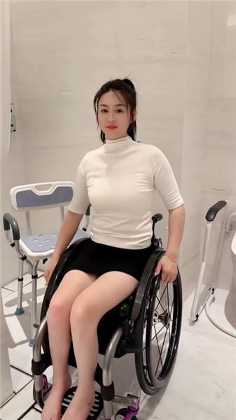 脊髓損傷之后，是父母托住了我全部的光，可爸爸也快抱不動我了
