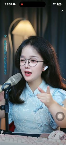街頭唱歌被路人指指點點，換作是你會怎么應對？