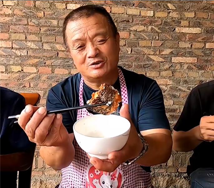 760 元買下 7 條兇猛花龍，處理時險被咬傷，一鍋椒鹽海鰻，海邊漢子的硬核下酒菜