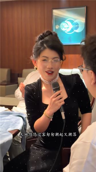 都說戴著金絲眼鏡的男人是斯文敗類，那戴著眼鏡的我又是什么
