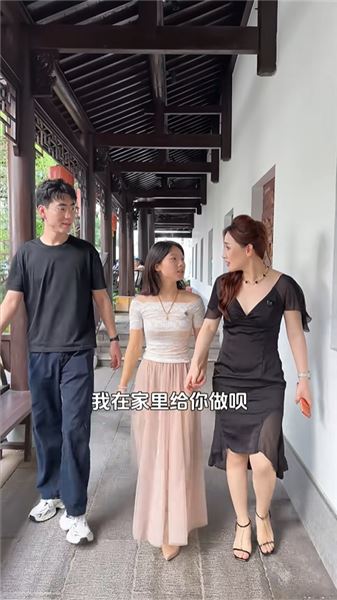 小伍從國外回來第一時間扮成服務員想給佳怡道歉，沒想到……