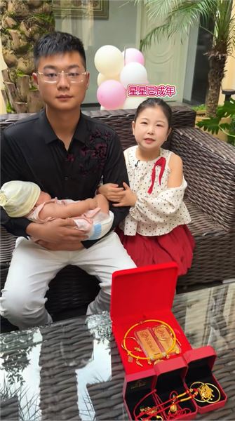不被看好的 1 米 23 寶媽，寶寶滿月辦宴席，滿場都是對母女的疼愛