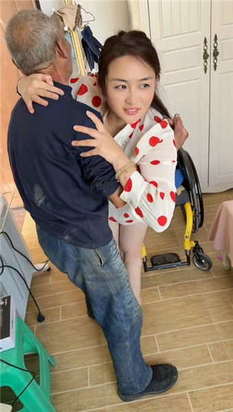 脊髓損傷之后，是父母托住了我全部的光，可爸爸也快抱不動我了