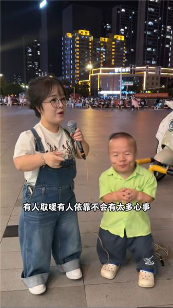 街頭唱歌被路人指指點點，換作是你會怎么應對？