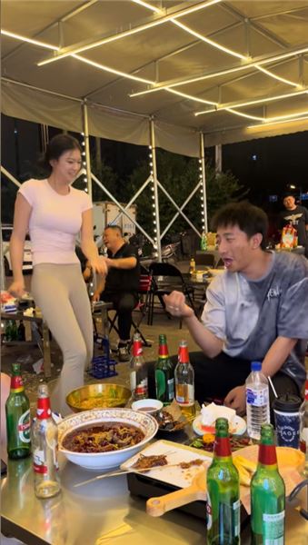 比七老板跳舞更妖嬈，到店直接免單！來四平吃燒烤啦
