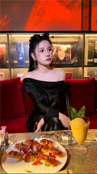 和小 16 歲弟弟分手后，前夫拎著蘋果 18 上門，所有人勸我復婚