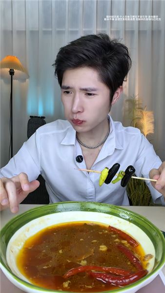 野山椒水果串串配麻辣甲魚太過癮了，吃成江西百靈鳥