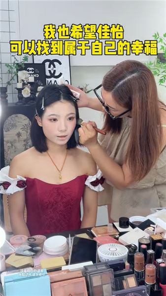 小伍準備了手寫情書和花束來找佳怡表白，沒想到被小海打斷……最終佳怡同意小伍表白