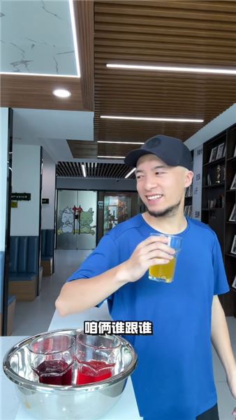 撕開勾兌果汁的偽裝：無鮮果全靠添加劑堆砌，別再被“鮮榨”噱頭蒙蔽雙眼