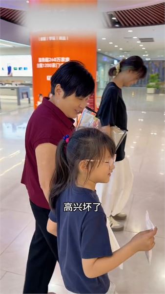 文文拿出私房錢，給住校哥哥樂樂準備兩份生日禮物