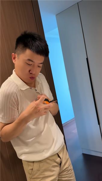 我們都帶著不完美行走世間，深知生活藏著無數不易。可困難從不是退縮的理由，保持笑容，堅定向前。不抱怨命運，不畏懼磨難，用樂觀化解委屈，用熱愛對抗困境，心有暖陽，人生自有方向。