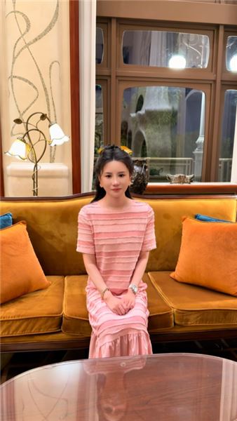 和小 16 歲弟弟分手后，前夫拎著蘋果 18 上門，所有人勸我復婚