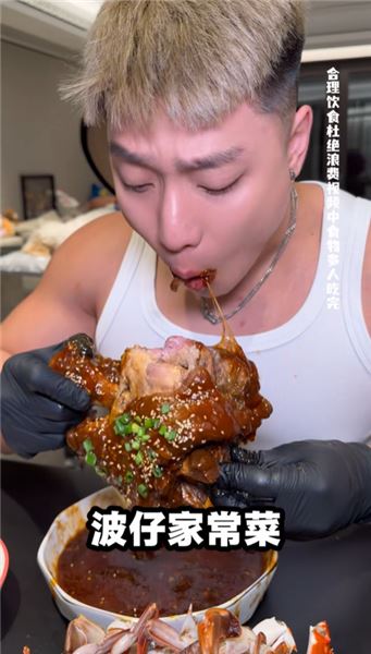 被網友戲稱顏值最高大胃王，經常拿來和鄧旋風對比，說說我的心里話