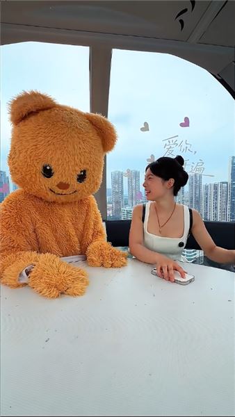 小伍讓我帶佳怡去游樂園散心，自己假扮玩偶一整天跟著我們，廣州這么熱的天 看他穿這么厚只為佳怡原諒真的破防了……