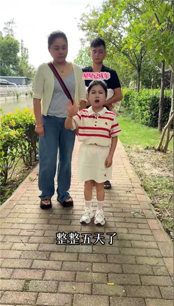 1米23小寶媽帶女兒回家，大門緊閉，媽媽你為什么不開門