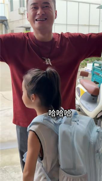 卓伊上一年級啦，懵懂的她邁著堅定的小步伐，爸爸媽媽很是欣慰呢