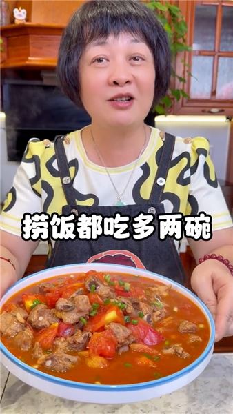 不知道晚上吃啥？試試這道番茄燜排骨，湯汁拌米飯超香