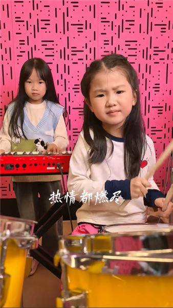 鏡頭里眉頭緊鎖不等于不快樂，感謝大家的善意關心，關于網上的種種疑問，說說我們家長的心里話
