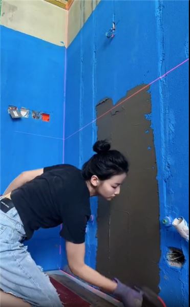 一名女瓦工的工地日常：手握抹刀，以匠心打破行業刻板偏見