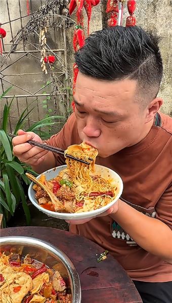 腐竹吸飽牛排湯汁，這一鍋誰扛得住