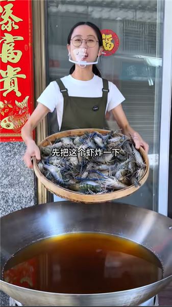 豪擲 2100 元購入 50 斤羅氏蝦擺攤！黃油蒜蓉羅氏蝦，三十分鐘直接全部賣光